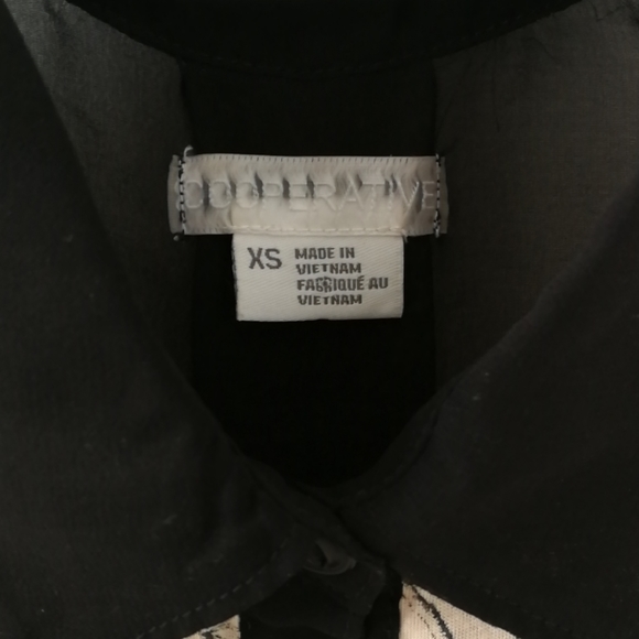 Sleeveless button up blouse - Picture 2 of 3